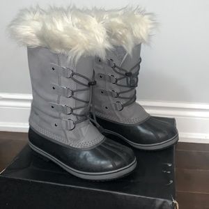 Sorel Joan of Arctic winter boots. Youth size 7. Quarry (gray and black).